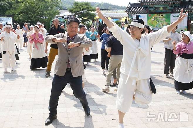[증평=뉴시스] 서주영 기자 = 7일 충북 증평군 증평민속체험박물관에 열린 '2025 증평들노래축제'에서 시민과 행사 관계자들이 음악에 맞춰 춤을 추고 있다. 2025.06.07. juyeong@newsis.com