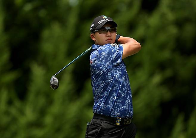 [서울=뉴시스] 김홍택이 7일 부산 아시아드 컨트리클럽(파71)에서 열린 한국프로골프(KPGA) 투어 백송홀딩스-아시아드CC 부산오픈 3라운드 경기를 펼치고 있다. (사진=KPGA 제공) 2025.06.07. *재판매 및 DB 금지