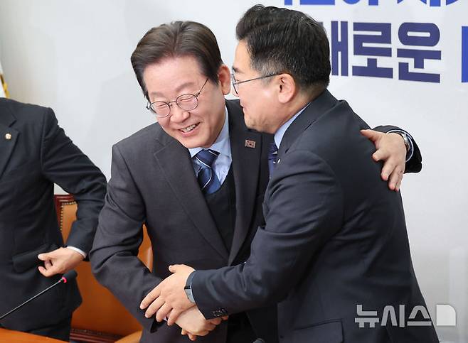[서울=뉴시스] 권창회 기자 = 이재명 더불어민주당 대표가 9일 오전 서울 여의도 국회에서 열린 최고위원회의에서 당대표 사퇴 의사를 밝힌 뒤 박찬대 원내대표와 포옹하고 있다. 2025.04.09. kch0523@newsis.com