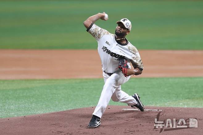 [서울=뉴시스] 프로야구 키움 히어로즈의 라울 알칸타라가 7일 서울 고척스카이돔에서 열린 2025 신한 쏠뱅크 KBO리그 LG 트윈스와의 경기에 선발 등판해 공을 던지고 있다. (사진=키움 히어로즈 제공) 2025.06.07.