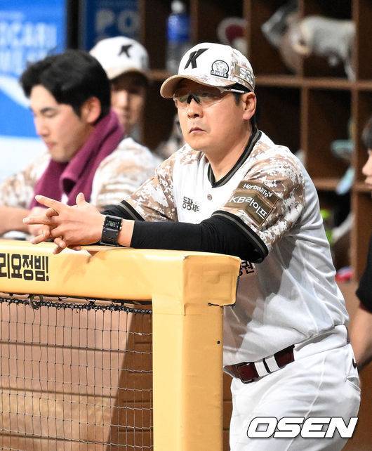 [OSEN=고척, 이대선 기자] 6일 오후 서울 고척스카이돔에서 2025 신한 SOL Bank KBO리그 키움 히어로즈와 LG 트윈스의 경기가 열렸다.키움은 로젠버그, LG는 치리노스를 선발 투수로 내세웠다.키움 홍원기 감독이 경기를 바라보고 있다. 2025.06.06 /sunday@osen.co.kr