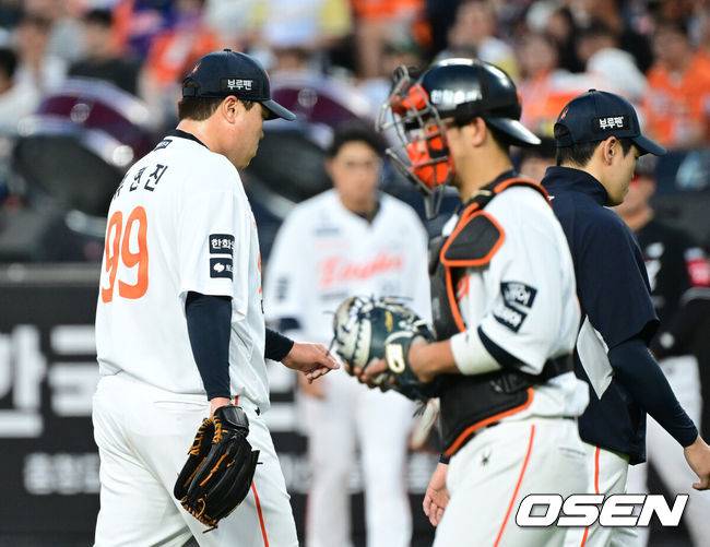 [OSEN=대전, 김성락 기자] 5일 오후 대전 한화생명볼파크에서 ‘2025 신한 SOL Bank KBO리그’ 한화 이글스와 KT 위즈의 경기가 열렸다.이날 홈팀 한화는 류현진, KT는 헤이수스를 선발로 내세웠다. 4회초 2사 만루 한화 류현진이 몸의 이상을 호소, 교체되고 있다. 2025.06.05 / ksl0919@osen.co.kr
