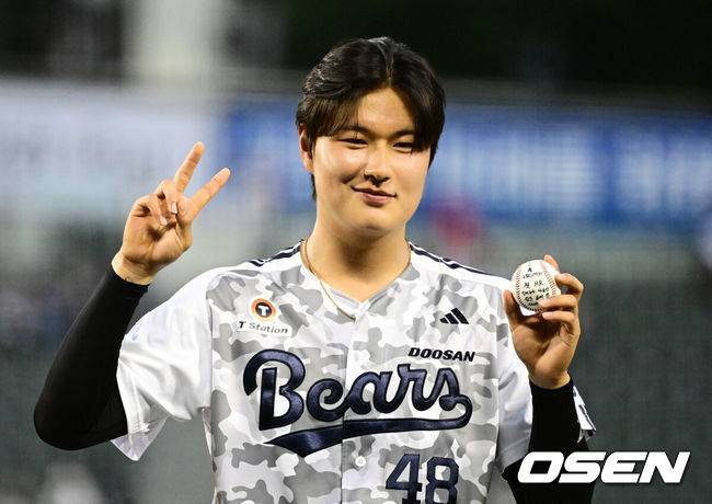 [OSEN=잠실, 지형준 기자] 프로야구 두산 베어스가 6일 서울 잠실구장에서 열린 2025 신한 SOL뱅크 KBO리그 롯데 자이언츠와의 시즌 7차전에서 5-2로 승리했다.9위 두산은 5월 14일 대전 한화 이글스전 이후 23일 만에 2연승에 성공하며 시즌 25승 3무 34패를 기록했다. 반면 최근 3연패, 원정 4연패 수렁에 빠진 롯데는 32승 3무 28패 4위로 떨어졌다.&nbsp;두산 김동준이 데뷔 첫 홈런 기념구를 들고 포즈를 취하고 있다. 2025.06.06 /jpnews@osen.co.kr