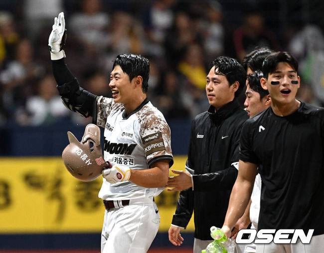 [OSEN=고척, 이대선 기자] 프로야구 키움 히어로즈가 극적인 끝내기 승리로 3연승을 질주했다.&nbsp;키움은 6일 서울 고척스카이돔에서 열린 ‘2025 신한은행 SOL Bank KBO리그’은 LG 트윈스와의 경기에서 2-1로 승리했다. 이날 승리로 시즌 두 번째 3연승에 성공했다. 3월 28일 SSG전 승리 이후 70일 만에 3연승이다.10회말 끝내기 홈런을 기록한 키움 송성문이 동료들에게 축하 받고 있다. 2025.06.06 /sunday@osen.co.kr