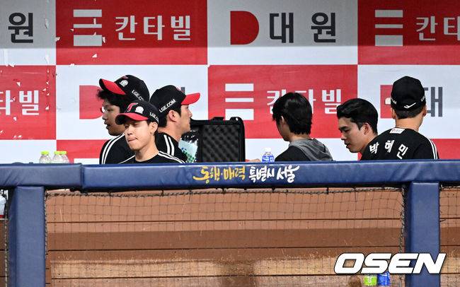 [OSEN=고척, 이대선 기자] 프로야구 키움 히어로즈가 극적인 끝내기 승리로 3연승을 질주했다.&nbsp;키움은 6일 서울 고척스카이돔에서 열린 ‘2025 신한은행 SOL Bank KBO리그’은 LG 트윈스와의 경기에서 2-1로 승리했다. 이날 승리로 시즌 두 번째 3연승에 성공했다. 3월 28일 SSG전 승리 이후 70일 만에 3연승이다.경기 종료 후 LG 선수들이 아쉬운 표정으로 나가고 있다. 2025.06.06 /sunday@osen.co.kr