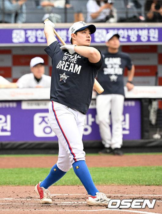 [OSEN=대전, 이대선 기자] 2일 오후 대전 한화생명볼파크에서 ‘제3회 한화이글스배 고교vs대학 올스타전’이 열렸다.올해로 3회째를 맞는 한화이글스배 고교vs대학 올스타전은 한화 구단과 KBSA가 공동으로 주최하는 이벤트 경기다.동의과학대 엄지민이 홈런레이스 결승전 경기를 하고 있다. 2025.06.02 /sunday@osen.co.kr