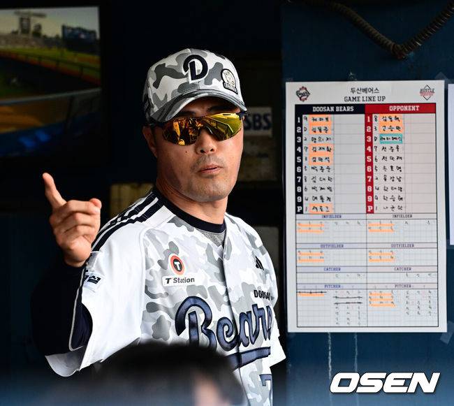 [OSEN=잠실, 지형준 기자] 6일 오후 서울 잠실구장에서 ‘2025 신한 SOL Bank KBO리그’ 두산 베어스와 롯데 자이언츠의 경기가 열렸다.이날 두산은 잭로그, 롯데는 나균안을 선발로 내세웠다.3회말 두산 조성환 감독대행이 작전 지시하고 있다. 2025.06.06 /jpnews@osen.co.kr