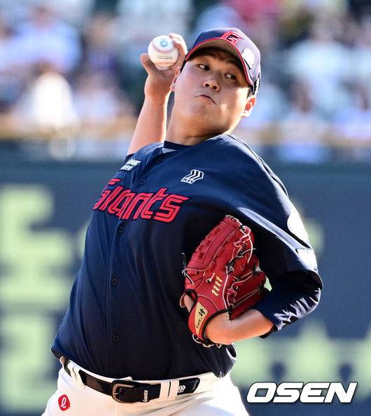 [OSEN=잠실, 지형준 기자] 6일 오후 서울 잠실구장에서 ‘2025 신한 SOL Bank KBO리그’ 두산 베어스와 롯데 자이언츠의 경기가 열렸다.이날 두산은 잭로그, 롯데는 나균안을 선발로 내세웠다.1회말 롯데 나균안이 역투하고 있다. 2025.06.06