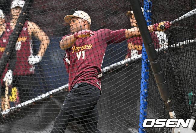 [OSEN=고척, 이대선 기자] 7일 오후 서울 고척스카이돔에서 2025 신한 SOL Bank KBO리그 키움 히어로즈와 LG 트윈스의 경기가 열렸다.키움은 알칸타라, LG는 임찬규를 선발 투수로 내세웠다.경기에 앞서 키움 대체 외국인 선수 스톤 개랫이 훈련을 하고 있다. 2025.06.07 /sunday@osen.co.kr