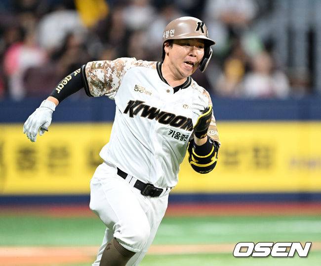 [OSEN=고척, 이대선 기자] 7일 오후 서울 고척스카이돔에서 2025 신한 SOL Bank KBO리그 키움 히어로즈와 LG 트윈스의 경기가 열렸다.키움은 알칸타라, LG는 임찬규를 선발 투수로 내세웠다.3회말 키움 김재현이 좌전 2루타를 치고 그라운드를 달리고 있다. 2025.06.07 /sunday@osen.co.kr