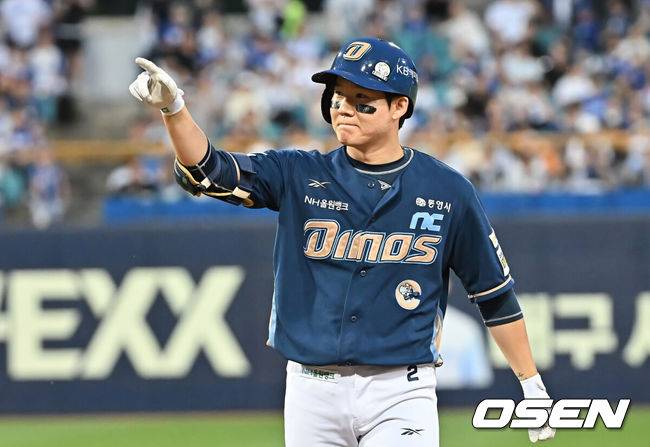 [OSEN=대구, 이석우 기자] 7일 대구삼성라이온즈파크에서 2025 신한 SOL 뱅크 KBO 리그 삼성 라이온즈와 NC 다이노스의 경기가 열렸다. 홈팀 삼성은 레예스가, 방문팀 NC는 신민혁이 선발 출전했다. NC 다이노스 박민우가 7회초 2사 만루 좌익수 오른쪽 2타점 안타를 치고 세리머니를 하고 있다. 2025.06.07 / foto0307@osen.co.kr