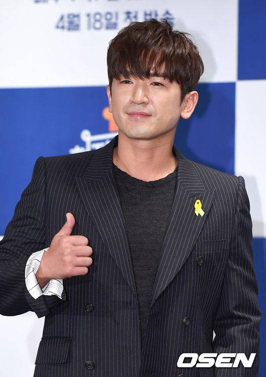 [OSEN=곽영래 기자] 16일 오후 서울 여의도 켄싱턴호텔에서 tvN 예능 '현지에서 먹힐까? 미국편' 제작발표회가 열렸다.가수 이민우가 포토타임을 갖고 있다. / youngrae@osen.co.kr