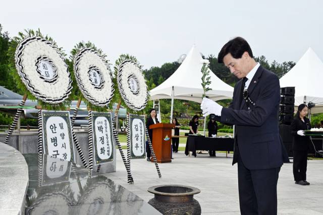 ▲안병구 밀양시장이 제70회 현충일 추념식에서 헌화와 분향을 하고 있다. ⓒ밀양시