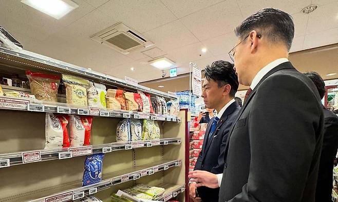 고이즈미 신지로 일본 농림수산상(왼쪽)이 취임 사흘째인 지난 5월 23일 도쿄 시내의 한 슈퍼마켓을 찾아 쌀 판매대 앞에서 쌀 수급 현황 등에 대한 설명을 듣고 있다. 전례없는 쌀값 상승으로 가계 부담이 커지는 상황이다. 고이즈미 농림수산상 페이스북 캡처
