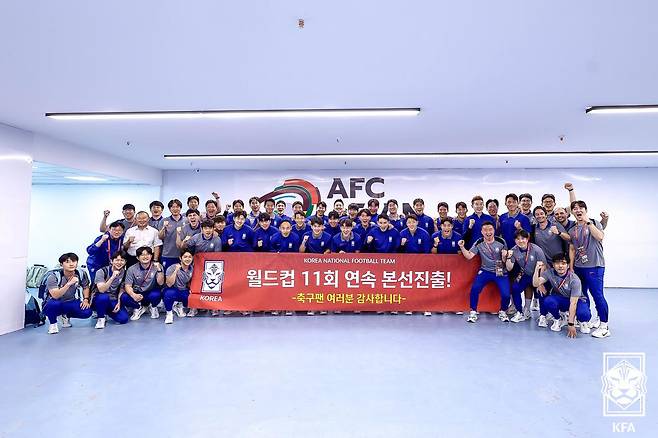 6일(한국시간) 이라크 바스라 국제경기장에서 열린 2026 국제축구연맹(FIFA) 북중미 월드컵 아시아 3차 예선 B조 조별리그 9차전 이라크의 원정 경기에서 2대0 완승을 거두며 11회 연속 본선 진출에 성공한 대한민국 축구대표팀 선수단이 기념 촬영을 하고 있다. 대한축구협회 제공