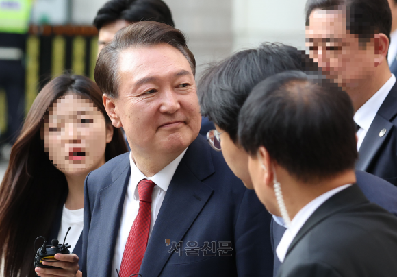 윤석열 5차 공판 퇴청 - 윤석열 전 대통령이 26일 오후 서울 서초구 중앙지방법원에서 열린 내란 우두머리 혐의, 직권남용 권리행사방해 혐의 사건 5차 공판을 마친 후 법원을 나서며 지지자들을 향해 바라보고 있다. 2025. 5.26 사진공동취재단