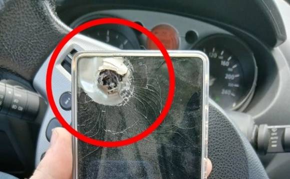 본인을 우크라이나군 병사라고 밝힌 한 삼성 갤럭시 S25 울트라 스마트폰 이용자가 ‘우크라이나 삼성전자’ 홈페이지 리뷰 게시판에 올린 사진. 휴대전화 화면 상단이 큰 충격으로 뚫린 듯한 모습이다. 우크라이나 삼성전자 홈페이지 캡처