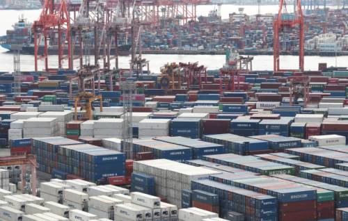 부산항에 쌓인 컨테이너들. 뉴스1