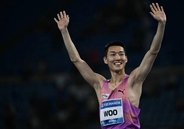 7일 2025 세계육상연맹 로마 다이아몬드리그 남자 높이뛰기 경기에서 우승한 뒤 기뻐하는 우상혁. AFP연합뉴스