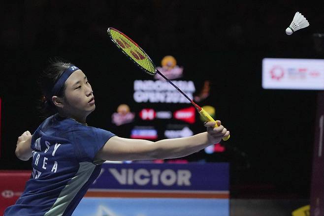 안세영이 7일 인도네시아 자카르타에서 열린 세계배드민턴연맹(BWF) 월드투어 슈퍼 1000 인도네시아오픈 4강전에서 야마구치 아카네와 경기하고 있다. 자카르타 | AP연합뉴스