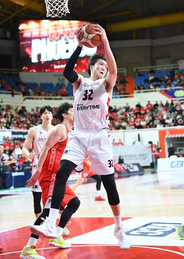 리바운드를 하는 이종현. /사진=KBL 제공