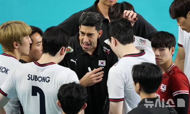 라미레스 감독(가운데)이 경기 도중 선수들에게 지시를 내리고 있다. /사진=뉴시스