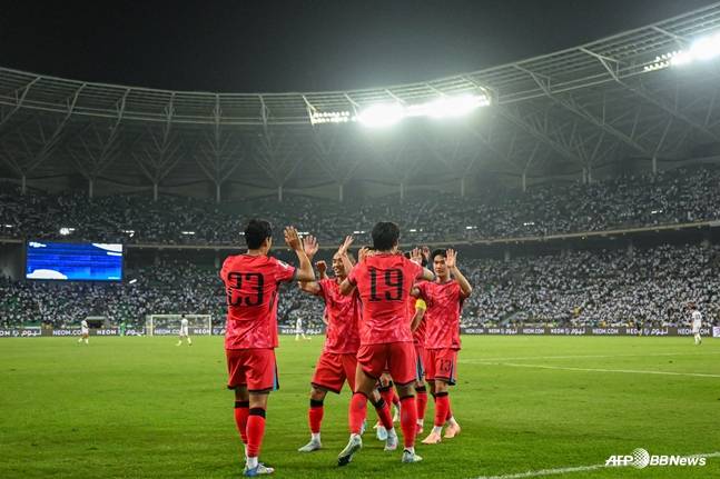 골 세리머니를 하고 있는 한국 선수들. /AFPBBNews=뉴스1