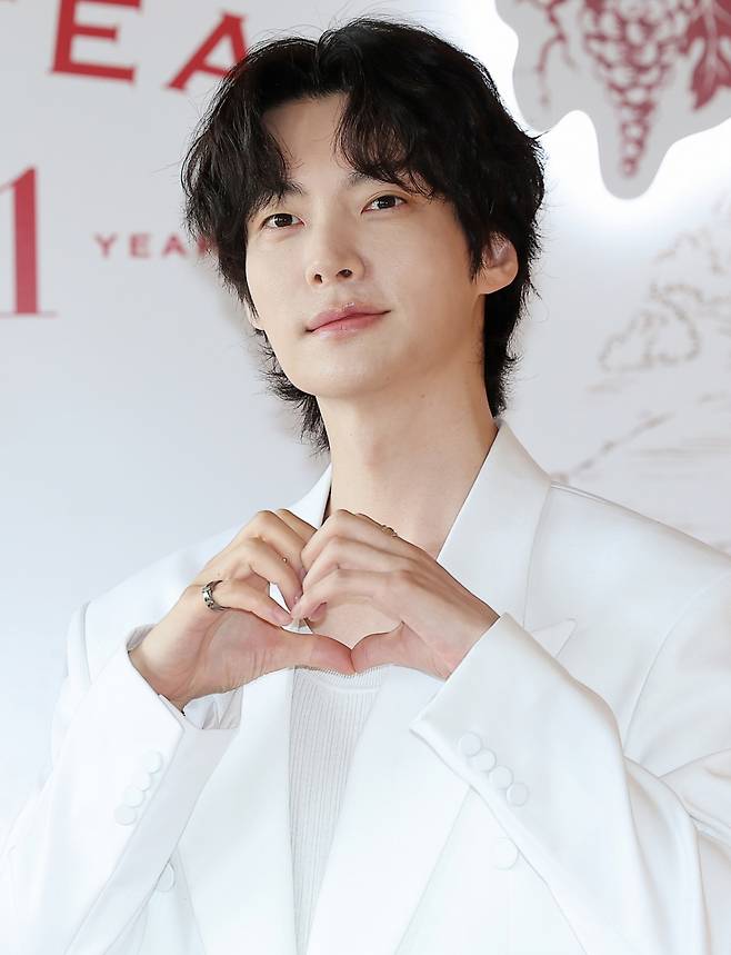 (서울=뉴스1) 김진환 기자 = 배우 안재현이 29일 서울 중구 신라호텔에서 열린 한정판 위스키 '글렌피딕 31년 그랑 샤또' 미디어 행사에 참석해 시향하고 있다.   이번 제품은 글렌피딕의 럭셔리 라인 '그랑 시리즈'의 한정판으로, 국내 310병만 한정 판매한다. 2024.10.29/뉴스1  Copyright (C) 뉴스1. All rights reserved. 무단 전재 및 재배포,  AI학습 이용 금지. /사진=(서울=뉴스1) 김진환 기자