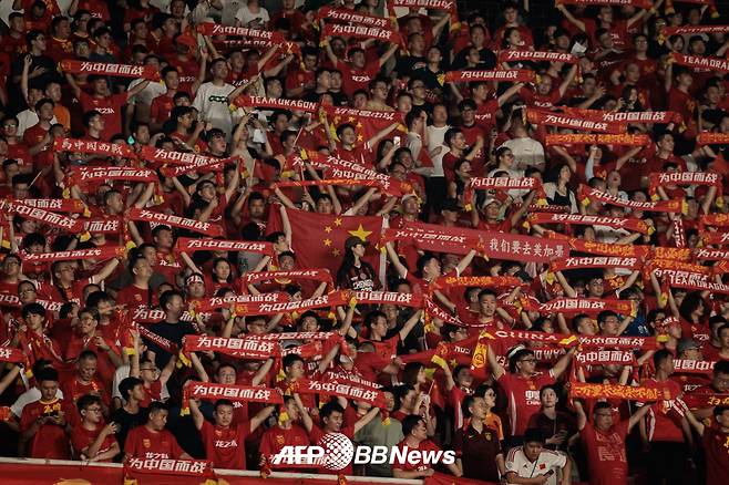 지난 5일 2026 국제축구연맹(FIFA) 북중미 월드컵 아시아 3차 예선 인도네시아 원정에서 응원하고 있는 중국 팬들. /AFPBBNews=뉴스1