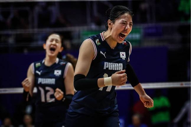육서영(오른쪽)이 득점 후 포효하고 있다. /사진=FIVB 제공