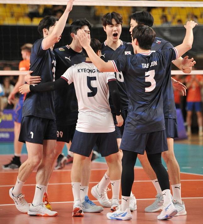 한국 배구 대표팀 선수들이 7일 네덜란드와 2차 평가전에서 득점 후 기뻐하고 있다. /사진=대한배구협회 제공