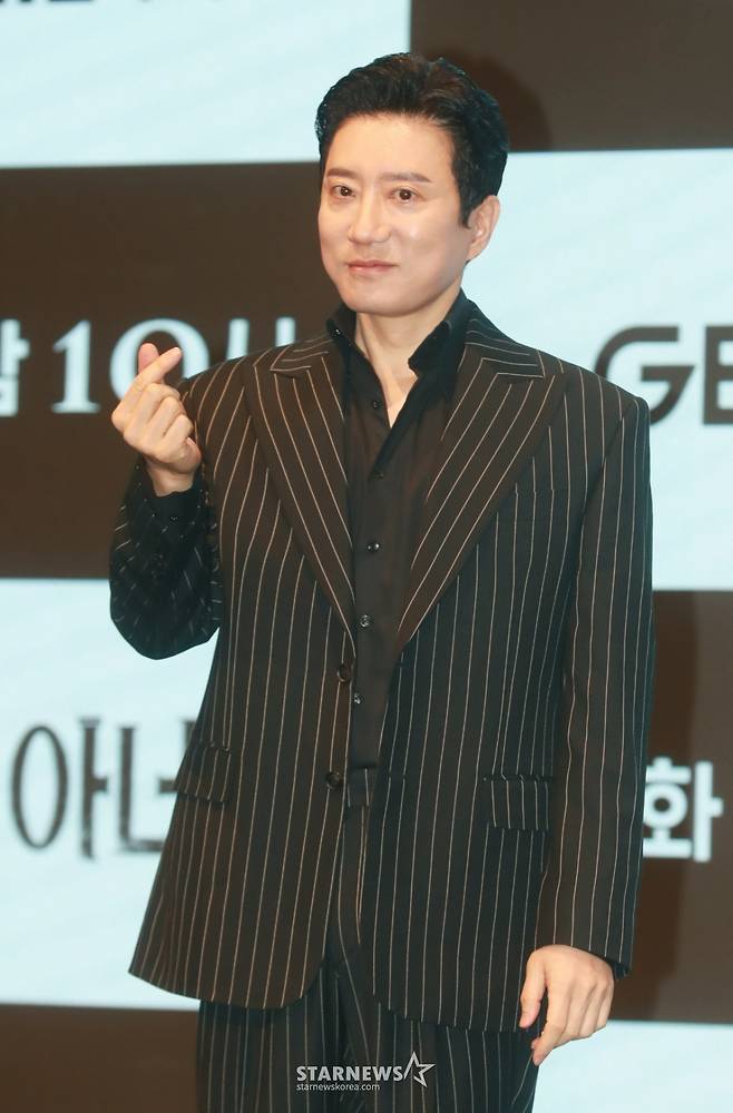 배우 김명민이 12일 오후 서울 구로구 더 세인트에서 진행된 지니TV 드라마 '유어 아너' 제작발표회에 참석해 포즈를 취하고 있다.  자식을 위해 괴물이 되기로 한 두 아버지의 부성 본능 대치극 '유어 아너'는 오늘(12일) 첫 방송된다. /2024.08.12 /사진=이동훈
