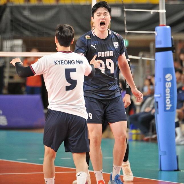 김지한(오른쪽)이 7일 네덜란드와 2차 평가전에서 득점한 뒤 포효하고 있다. /사진=대한배구협회 제공