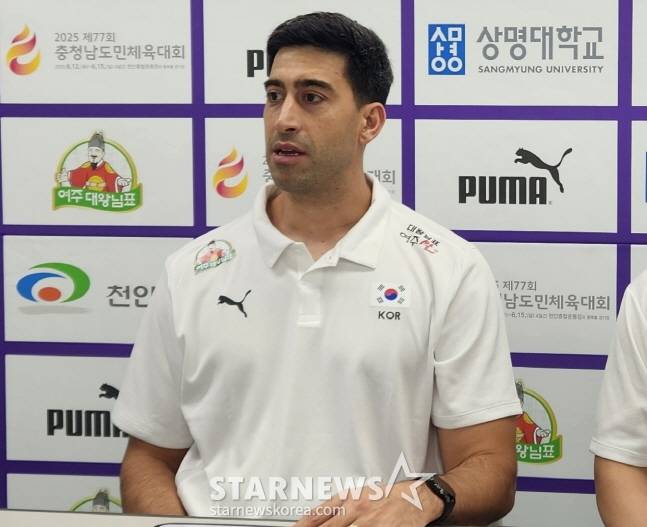 라미레스 감독이 승리 후 인터뷰를 하고 있다. /사진=안호근 기자