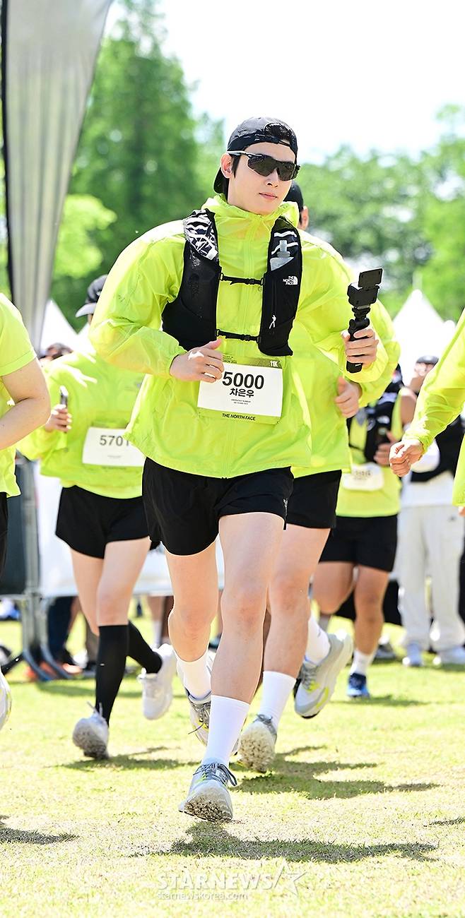 [서울=뉴시스] 영원아웃도어의 글로벌 아웃도어 브랜드 노스페이스가 지난 17일부터 18일까지 강원도 강릉 일대에서 글로벌 트레일러닝 대회 '2025 TNF 100 강원'을 성황리에 개최했다고 19일 밝혔다. 노스페이스 홍보대사인 배우 차은우가 힘찬 출발을 하고 있다. (사진=노스페이스 제공) 2025.05.19. photo@newsis.com *재판매 및 DB 금지 /사진=류현주