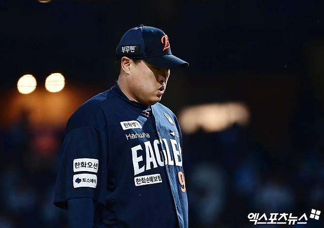 30일 오후 경상남도 창원NC파크에서 열린 '2025 신한 SOL Bank KBO리그' 한화 이글스와 NC 다이노스의 경기, 5회말 종료 후 한화 선발투수 류현진이 더그아웃으로 향하고 있다. 엑스포츠뉴스 DB