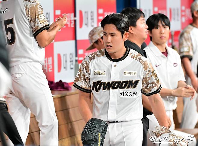 키움 히어로즈 우완 조영건이 6일 서울 고척스카이돔에서 열린 2025 신한 SOL Bank KBO리그 LG 트윈스와의 팀 간 7차전에서 1이닝 무실점을 기록, 시즌 첫승을 따냈다. 사진 김한준 기자