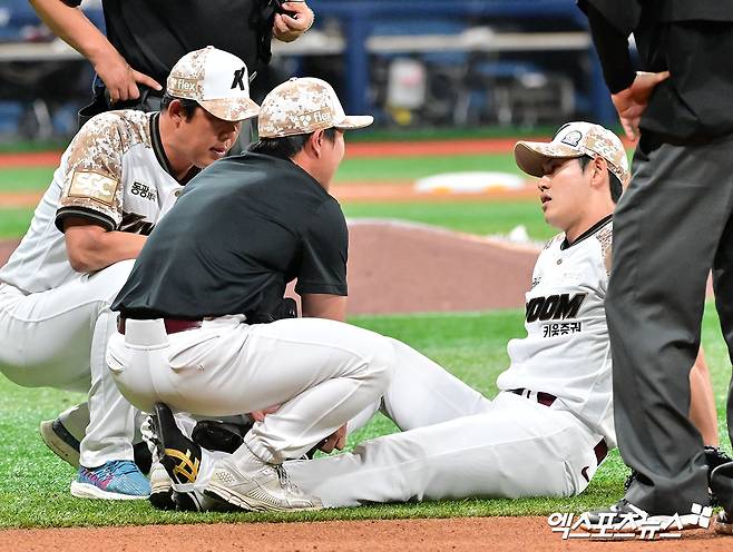 키움 히어로즈 우완 조영건(오른쪽)이 6일 서울 고척스카이돔에서 열린 2025 신한 SOL Bank KBO리그 LG 트윈스와의 팀 간 7차전에서 연장 10회초 선두타자 오스틴 딘의 타구에 오른 발목을 맞는 돌발상황 속에서도 이닝을 무실점으로 막는 투혼을 발휘했다. 사진 김한준 기자