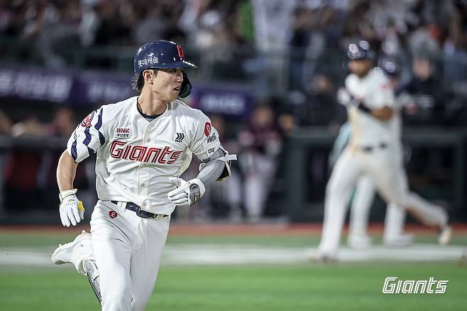 롯데 자이언츠 전민재가 7일 서울 잠실야구장에서 열린 두산 베어스와의 원정경기 도중 오른쪽 눈 불편감으로 교체됐다. 앞서 헤드샷 사구로 다쳤던 부위다. 롯데 자이언츠