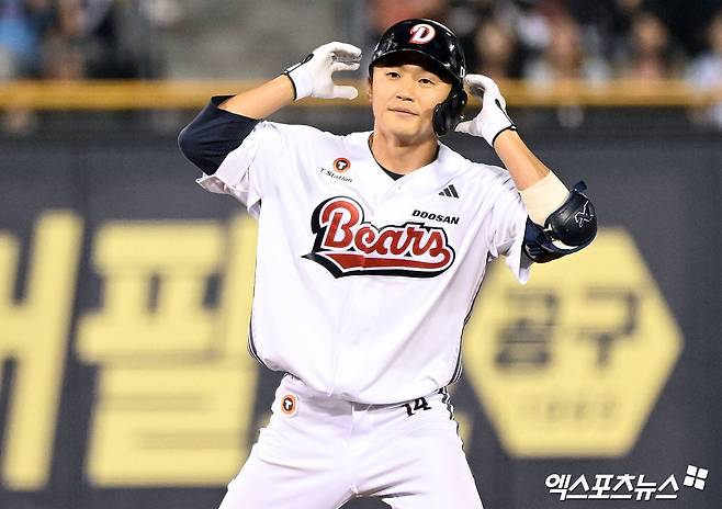 두산 베어스 박계범이 올해 정규시즌 경기에 출전해 세리머니하고 있다. 박계범은 7일 잠실 롯데 자이언츠전에서 경기 중 부상으로 교체됐다. 엑스포츠뉴스 DB