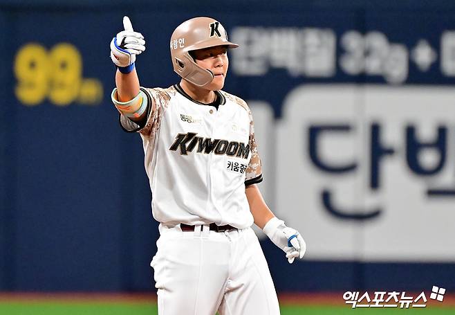 7일 오후 서울 구로구 고척스카이돔에서 열린 '2025 신한 SOL Bank KBO리그' LG 트윈스와 키움 히어로즈의 경기, 5회말 1사 1루 키움 어준서가 1타점 2루타를 날리고 있다. 고척, 김한준 기자