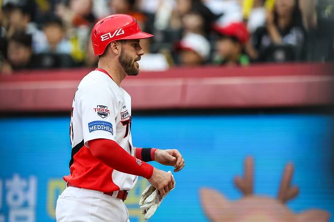 7일 오후 광주-KIA챔피언스필드에서 열린 '2025 신한 SOL Bank KBO리그' 한화 이글스와 KIA 타이거즈의 경기, 6회말 1사 2, 3루 KIA 오선우의 유격수 땅볼 때 위즈덤이 득점하고 있다. KIA 타이거즈