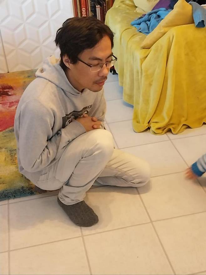 잠 못 자는 병을 앓고 있는 프랑스 입양인 장성탄 씨 장성탄 씨는 심각하게 잠을 못 자는 질병을 앓고 있는데, 이에 대한 정확한 진단 등을 위해서는 친생부모 유전자 정보가 필요한 상황이다. 그렇지만 친생부모가 이를 거부해 유전자 정보를 확보하지 못하고 있다. 
[부인 로리안 씨 사진 제공]