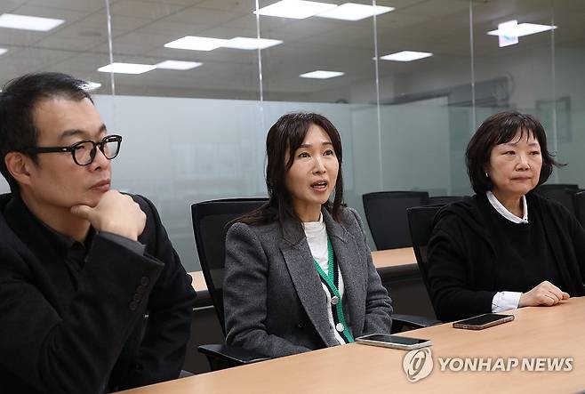 연합뉴스와 인터뷰 중인 이승환 국장(왼쪽), 배진시 대표(가운데), 권희정 소장(오른쪽) [진성철 기자 촬영]