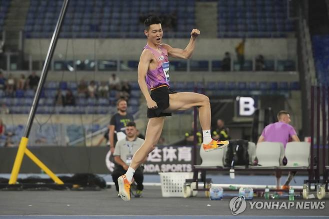 기뻐하는 우상혁 (로마 AP=연합뉴스) 우상혁이 7일(한국시간) 이탈리아 로마에서 열린 2025 세계육상연맹 로마 다이아몬드리그에서 우승을 확정한 뒤 세리머니를 하고 있다.
