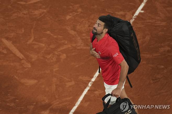 관중들에게 인사하는 조코비치 [AP=연합뉴스]