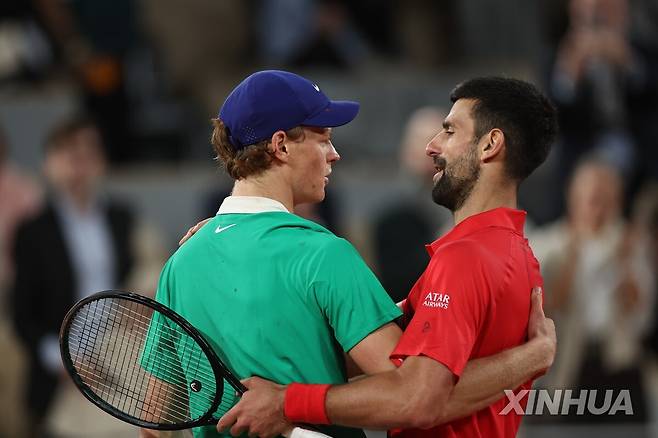 조코비치와 인사하는 신네르 [신화=연합뉴스]