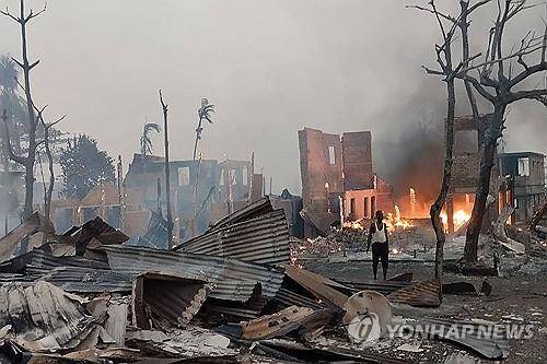 미얀마군 공습으로 파괸된 마을 [AFP 연합뉴스 자료사진. 재배포 및 판매 금지]