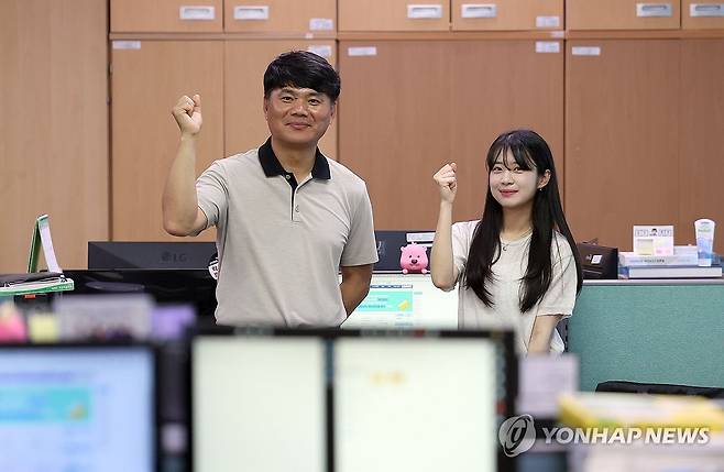 "평범한 공무원 입니다!" (양산=연합뉴스) 김동민 기자 = 지난 5일 오후 경남 양산시청 소통담당관실에서 민홍식 홍보팀장과 하진솔 주무관이 사진 촬영하고 있다.
이들과 방용훈 주무관은 양산 시정을 알리기 위해 동영상을 제작하는 업무를 하고 있으며, 이들이 제작한 양산시 사회관계망서비스(SNS) 동영상 144개의 누적 조회수는 9천155만회를 넘겼다.
"진솔아 나를 믿니?"로 알려진 'Never Trust anybody' 제목의 인스타그램 릴스 영상은 제작 1년 만에 누적 조회수 1천355만회를 돌파했다. 2025.6.7 image@yna.co.kr