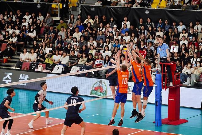 네덜란드 블로킹 벽을 앞에 두고 공격하는 김지한 [촬영 이동칠]